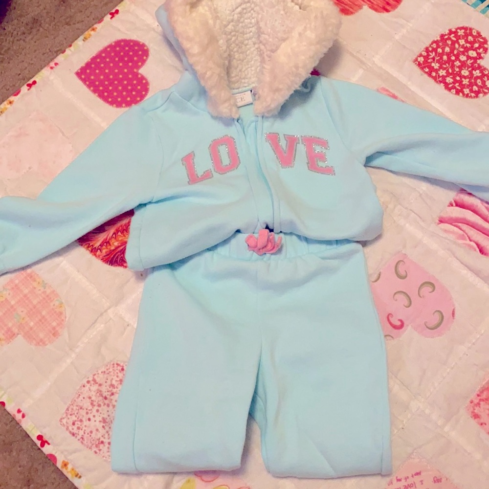 18-24 month toddler sweat suit. Excellent condition